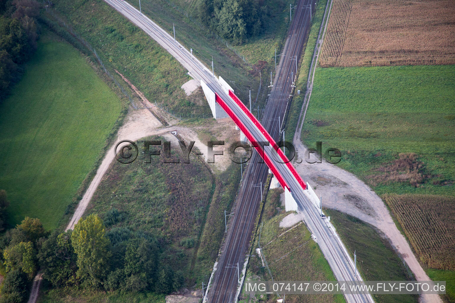 Luftbild von Baustelle zum Neubau- Viadukt des Bahn- Brückenbauwerk zur Streckenführung der Bahn- Gleise über den Marne-Rhein Kanal in Eckwersheim in Grand Est im Bundesland Bas-Rhin, Frankreich
