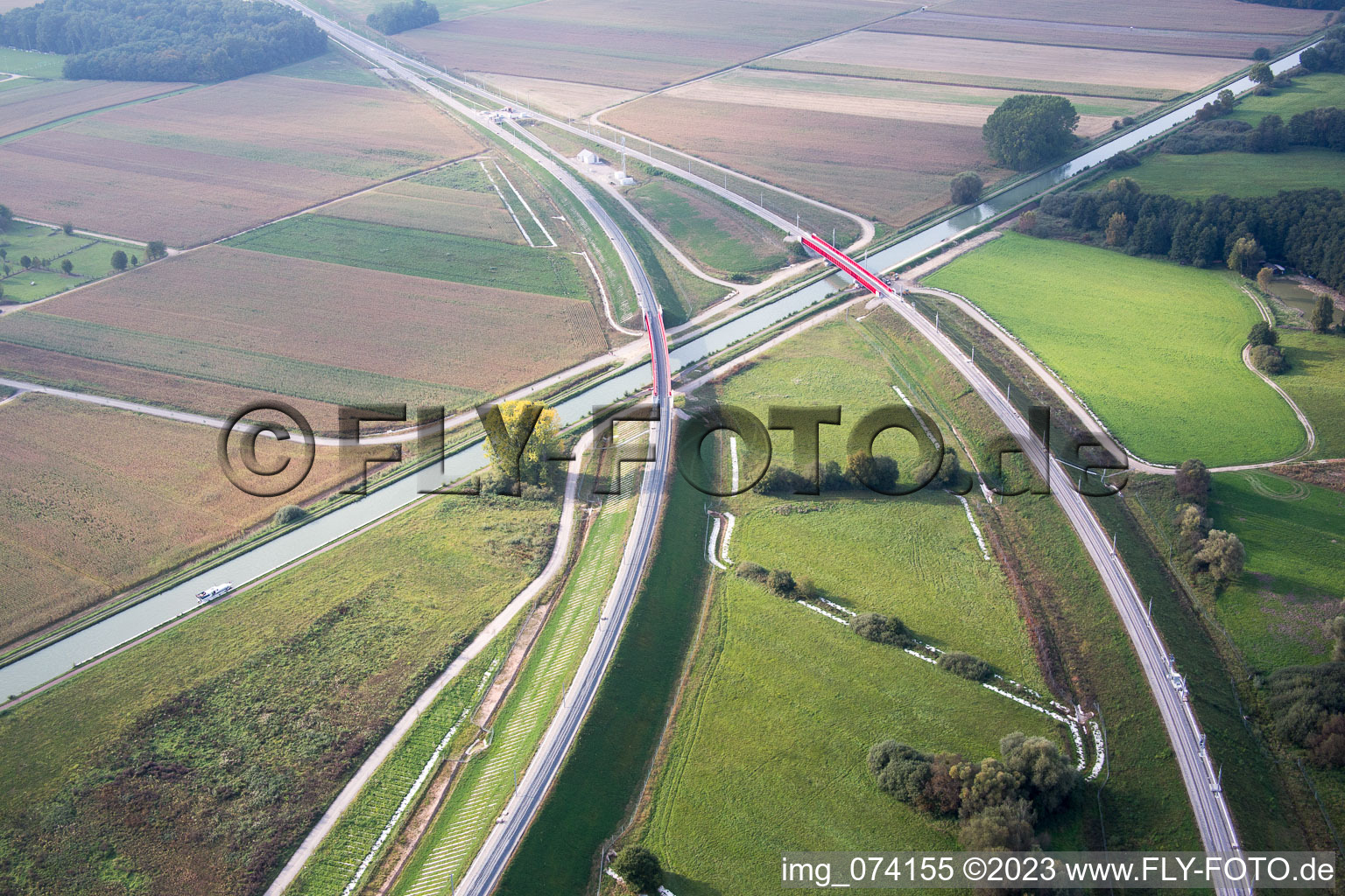 Luftaufnahme von Baustelle zum Neubau- Viadukt des Bahn- Brückenbauwerk zur Streckenführung der Bahn- Gleise über den Marne-Rhein Kanal in Eckwersheim in Grand Est im Bundesland Bas-Rhin, Frankreich