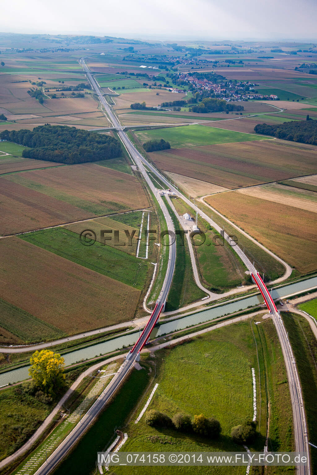 Schrägluftbild von Baustelle zum Neubau- Viadukt des Bahn- Brückenbauwerk zur Streckenführung der Bahn- Gleise über den Marne-Rhein Kanal in Eckwersheim in Grand Est im Bundesland Bas-Rhin, Frankreich