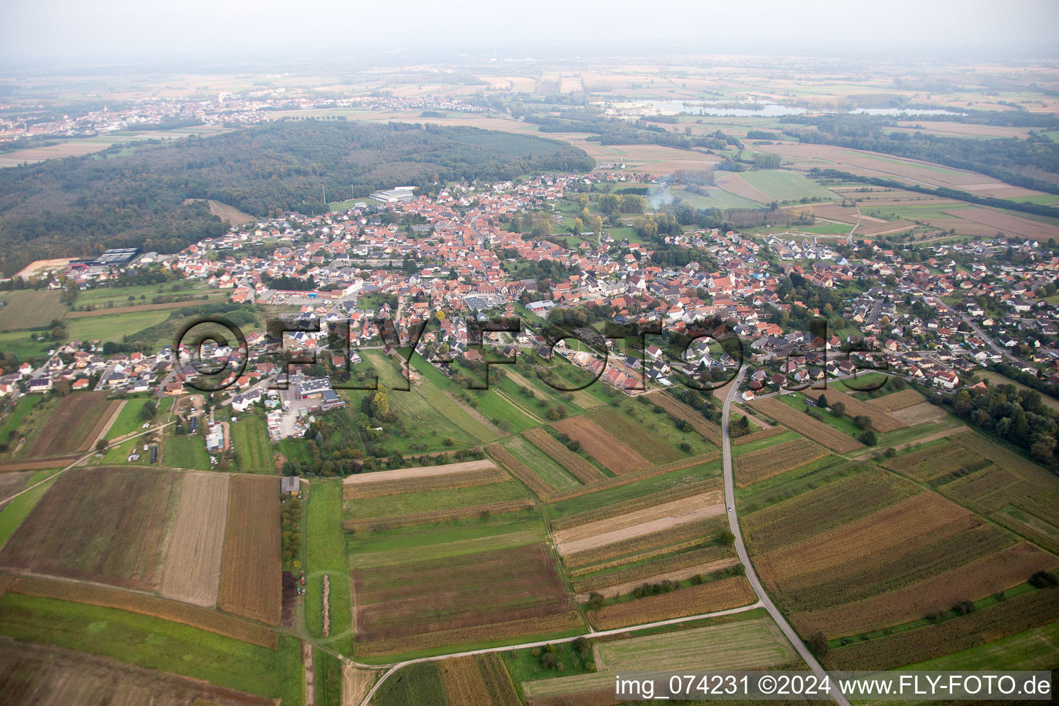 Dorf - Ansicht am Rande von landwirtschaftlichen Feldern und Nutzflächen in Gries in Grand Est im Bundesland Bas-Rhin, Frankreich