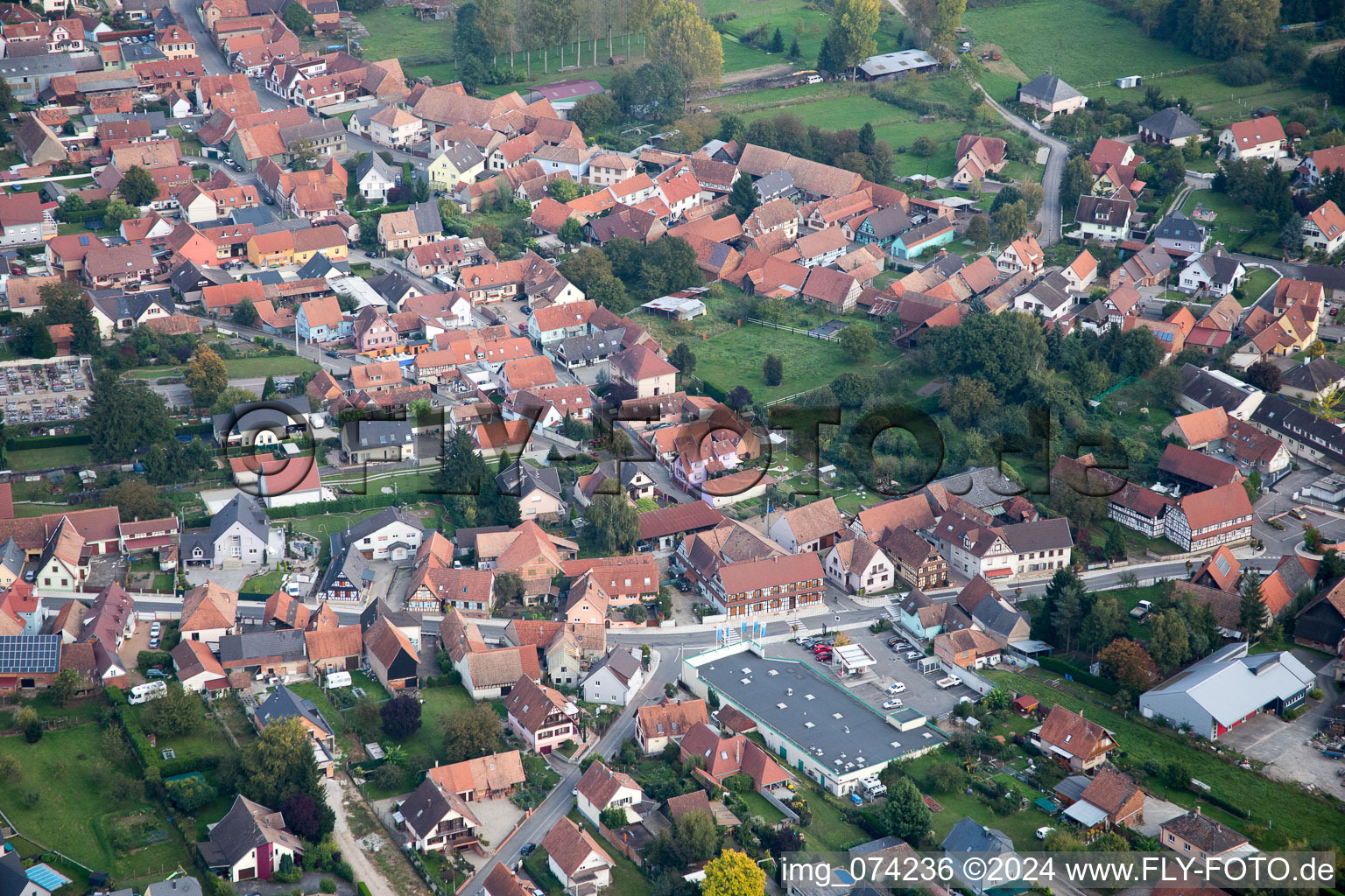 Ortsansicht der Straßen und Häuser der Wohngebiete in Bischwiller in Grand Est im Bundesland Bas-Rhin, Frankreich
