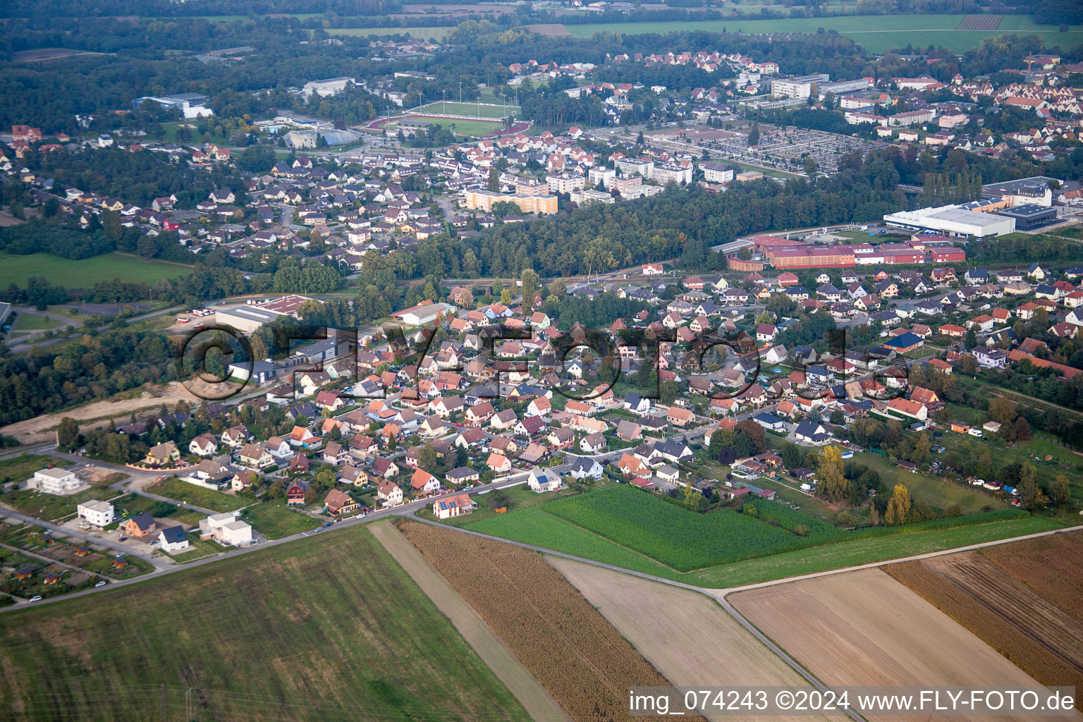 Luftbild von Ortsansicht der Straßen und Häuser der Wohngebiete in Bischwiller in Grand Est im Bundesland Bas-Rhin, Frankreich