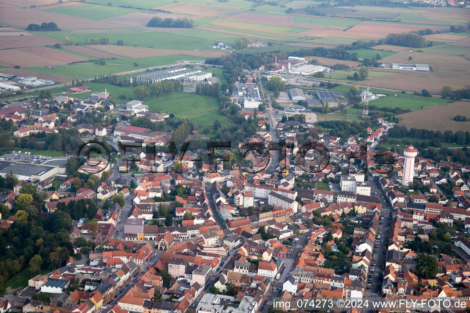 Drohnenaufname von Bischwiller im Bundesland Bas-Rhin, Frankreich