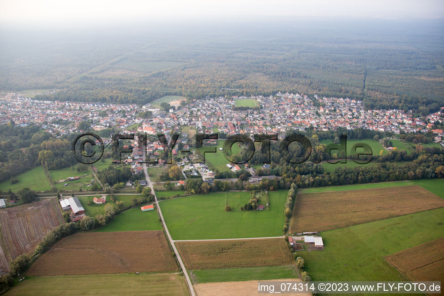 Schrägluftbild von Schirrhein im Bundesland Bas-Rhin, Frankreich