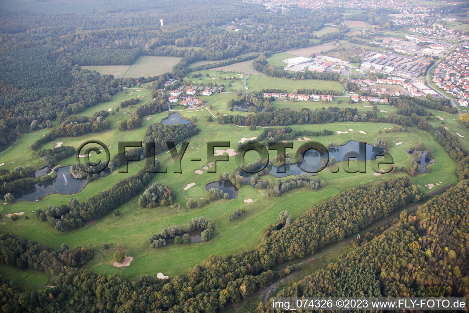 Schrägluftbild von Soufflenheim, Golfplatz im Bundesland Bas-Rhin, Frankreich