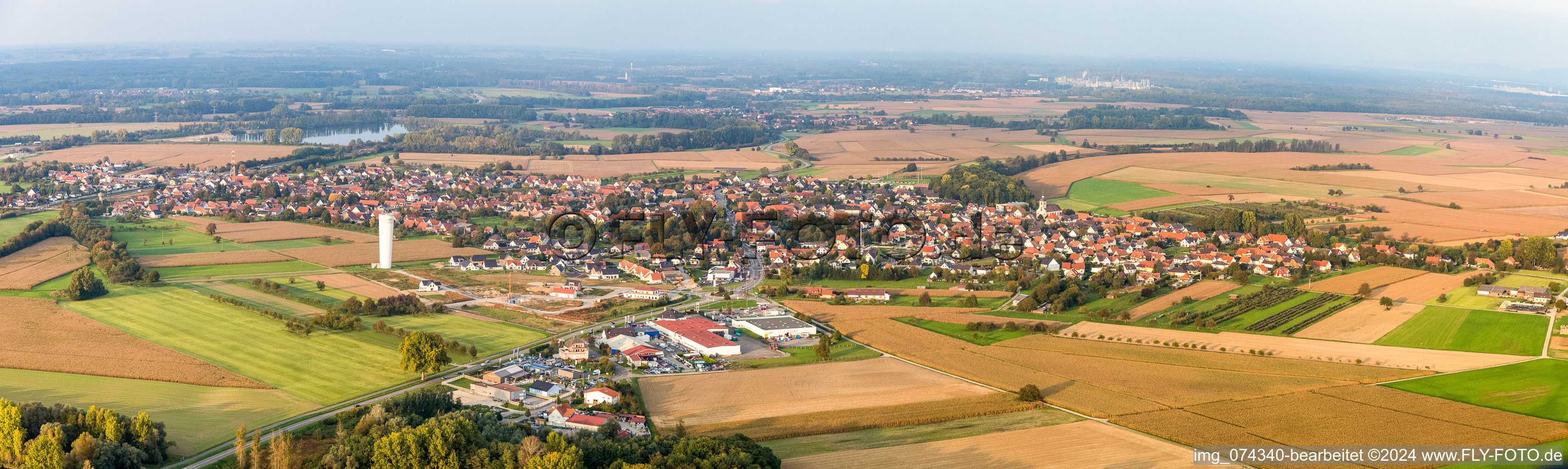 Panorama Perspektive Dorf - Ansicht am Rande von landwirtschaftlichen Feldern und Nutzflächen in Roeschwoog in Grand Est in Rœschwoog im Bundesland Bas-Rhin, Frankreich