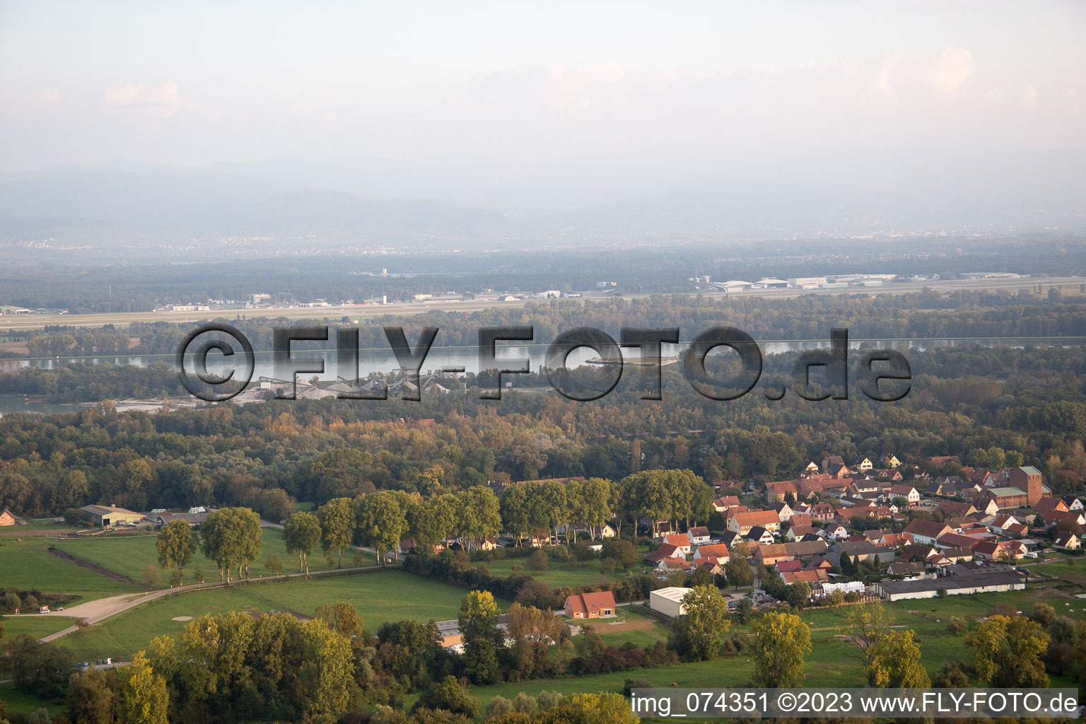 Luftaufnahme von Fort-Louis im Bundesland Bas-Rhin, Frankreich
