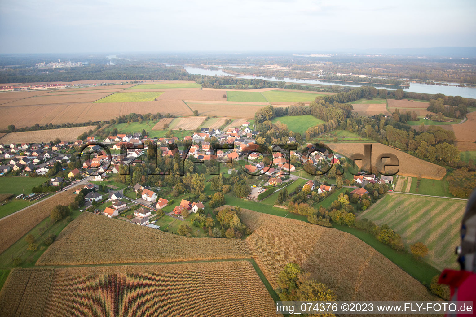 Schrägluftbild von Neuhaeusel im Bundesland Bas-Rhin, Frankreich