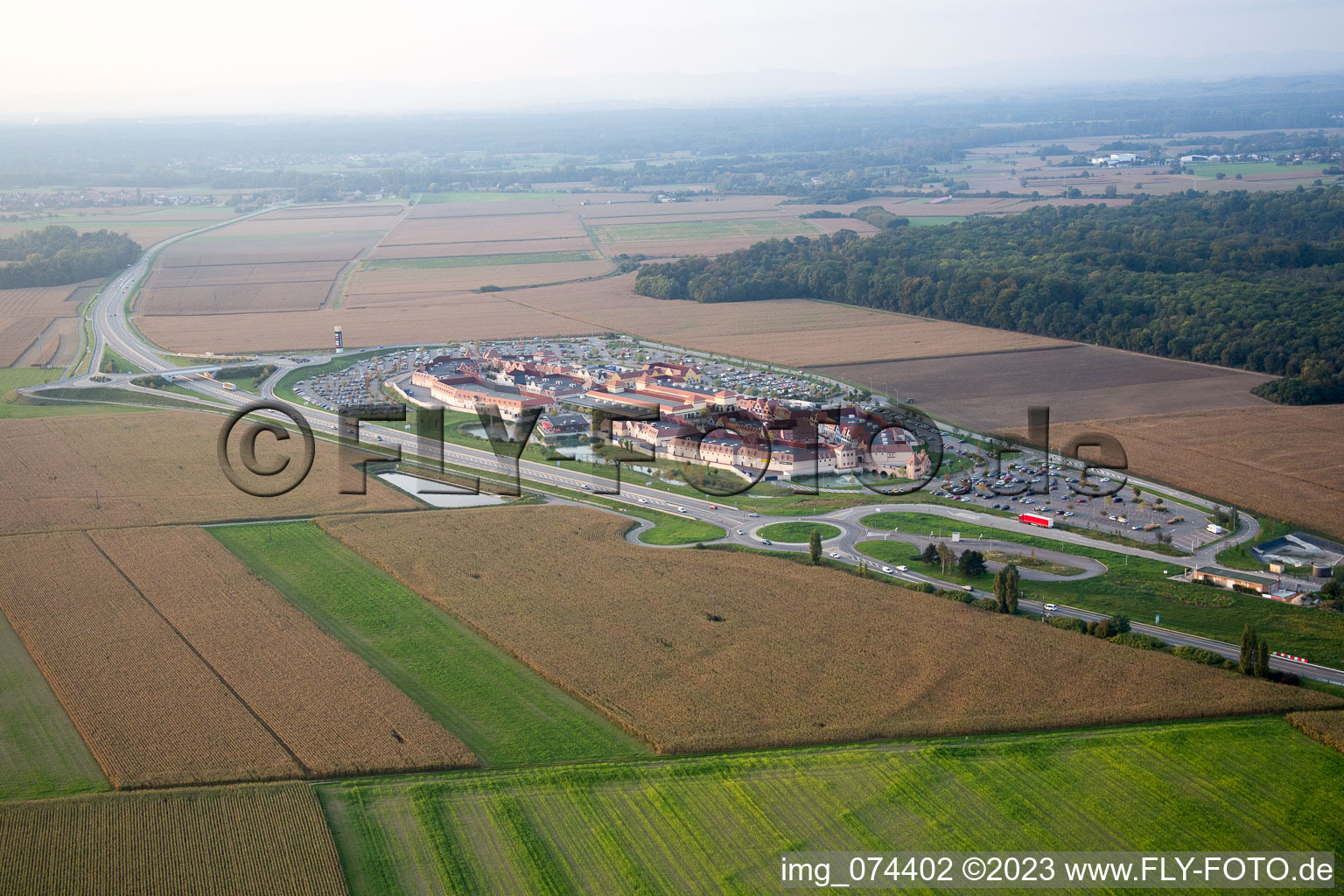 Luftaufnahme von Roppenheim, Style outlet center im Bundesland Bas-Rhin, Frankreich