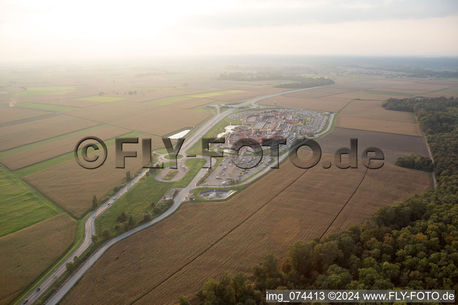 Schrägluftbild von Roppenheim, Style outlet center im Bundesland Bas-Rhin, Frankreich