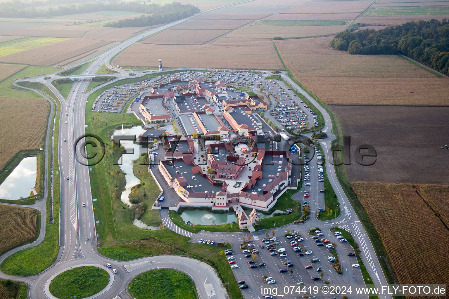 Roppenheim, Style outlet center im Bundesland Bas-Rhin, Frankreich von oben