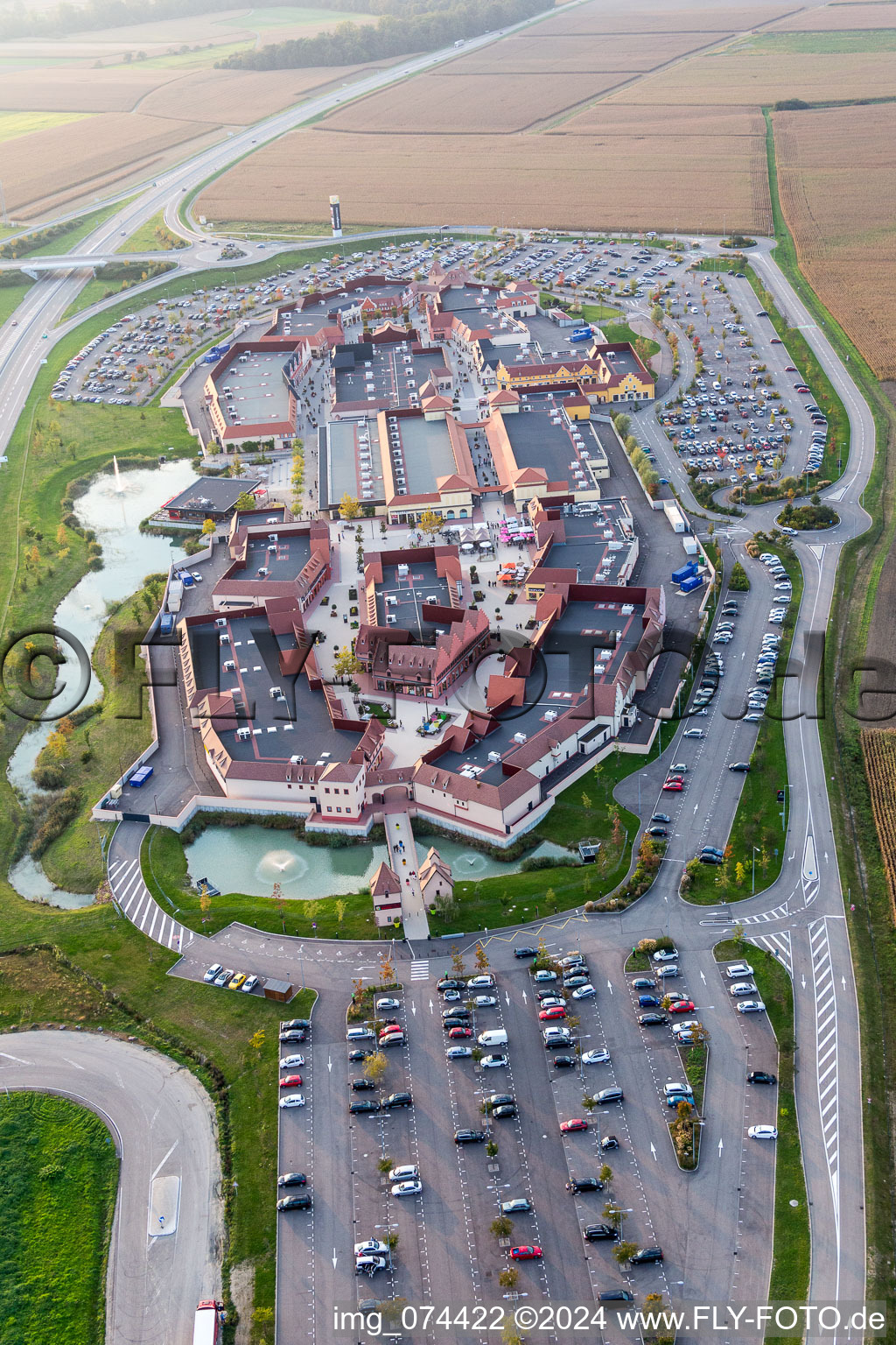 Luftaufnahme von Gebäude des Einkaufszentrum Roppenheim The Style Outlets in Roppenheim in Grand Est im Bundesland Bas-Rhin, Frankreich