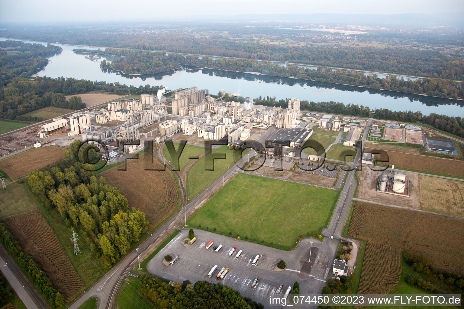 Schrägluftbild von Beinheim, Industrie im Bundesland Bas-Rhin, Frankreich