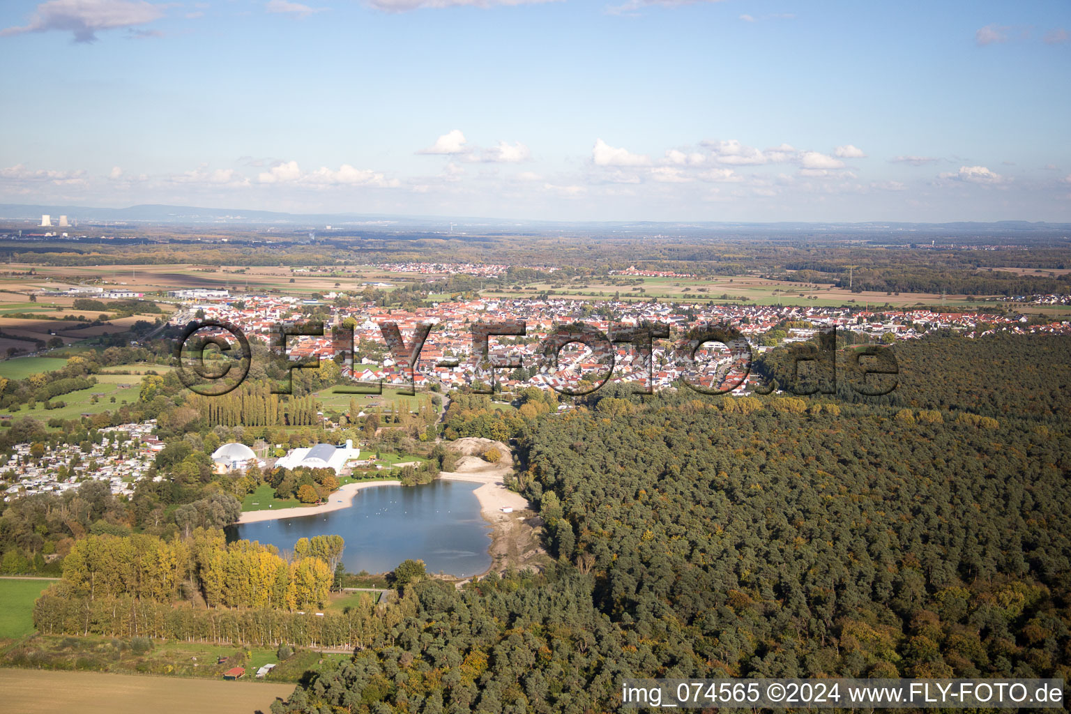 Strandbad westlich der Stadt in Rülzheim im Bundesland Rheinland-Pfalz, Deutschland