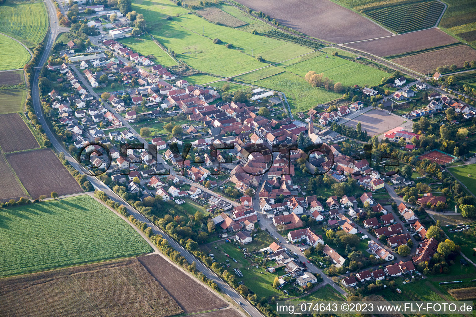 Schrägluftbild von Ortsteil Kapellen in Kapellen-Drusweiler im Bundesland Rheinland-Pfalz, Deutschland