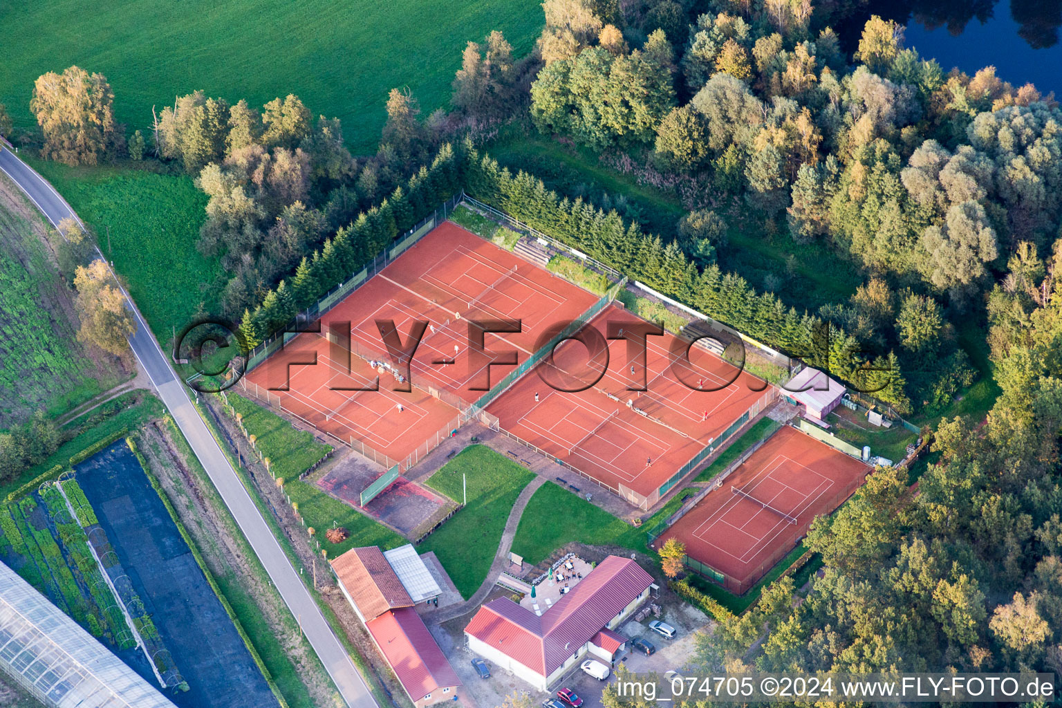 Rotbraun farbiger Tennisplatz des TC Bienwald am Restaurant zum Bienwald in Steinfeld im Bundesland Rheinland-Pfalz, Deutschland
