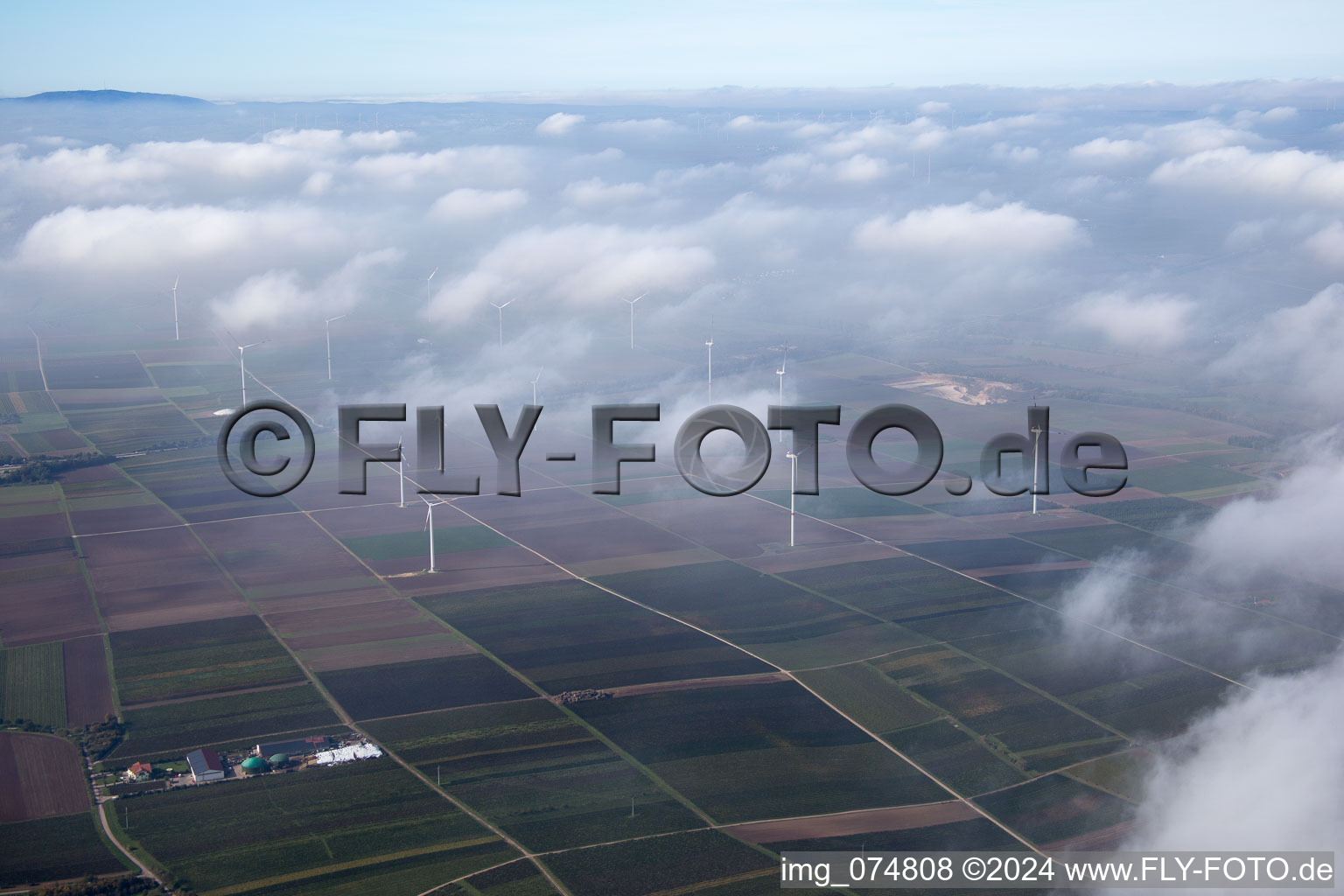 Windenergieanlagen unter Wolken auf Feldern bei Worms im Ortsteil Leiselheim im Bundesland Rheinland-Pfalz, Deutschland