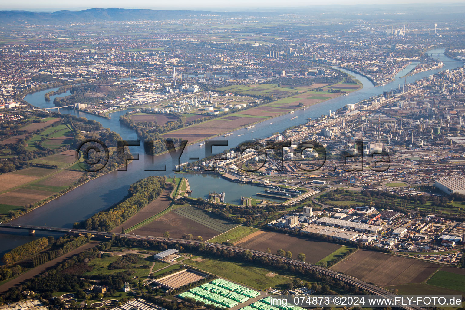 Insel am Ufer des Flußverlaufes des Rhein und des Friesenheimer Altrheins im Ortsteil Friesenheimer Insel in Mannheim im Ortsteil Neckarstadt-West im Bundesland Baden-Württemberg, Deutschland