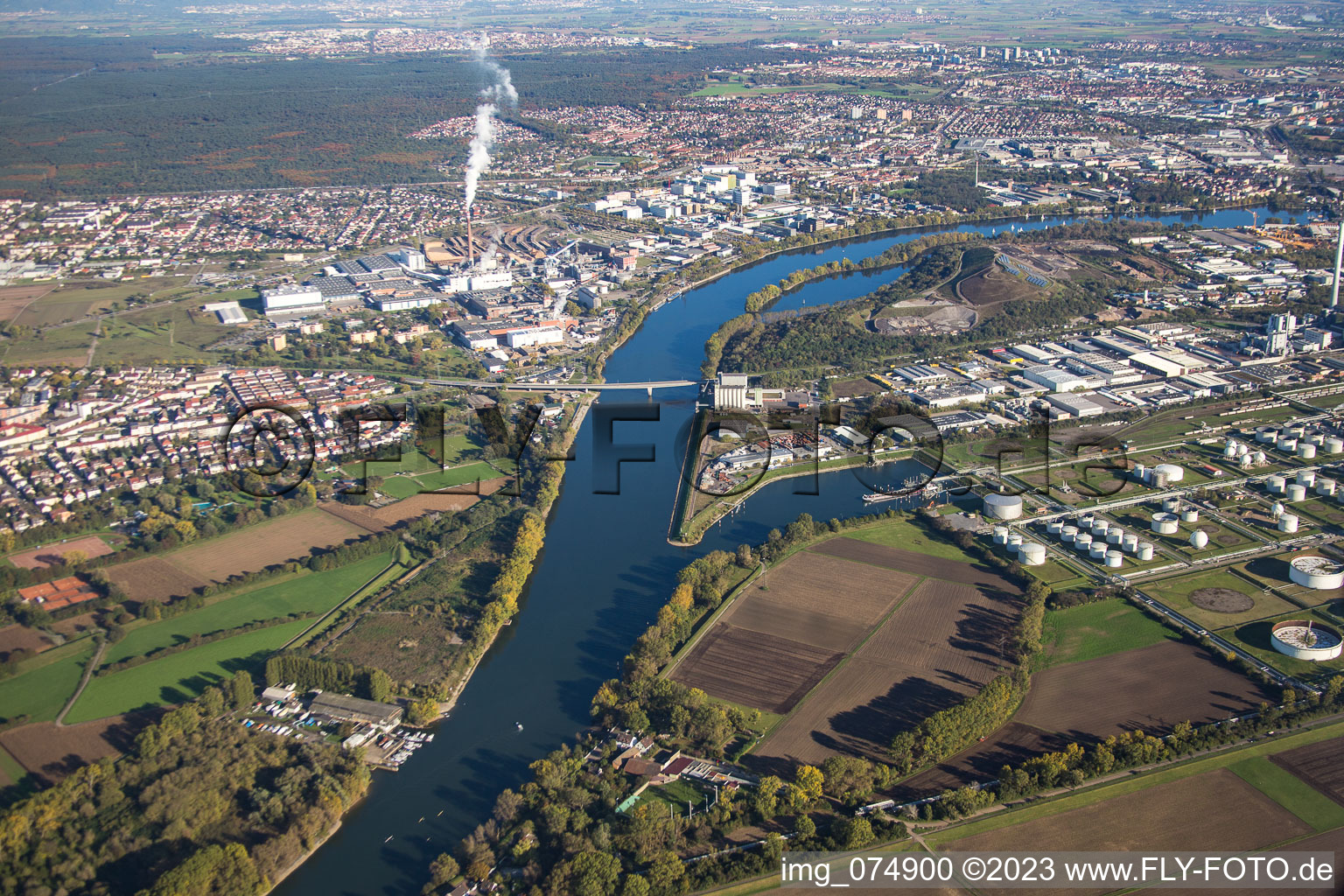 Luftbild von Bonadieshafen, Friesenheimer Insel im Ortsteil Neckarstadt-West in Mannheim im Bundesland Baden-Württemberg, Deutschland