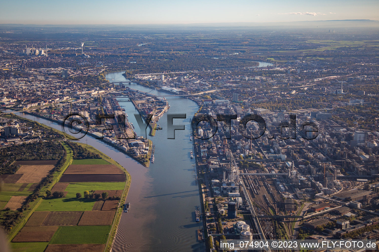 Luftbild von Mühlauhafen und Neckarmündung im Ortsteil Innenstadt in Mannheim im Bundesland Baden-Württemberg, Deutschland