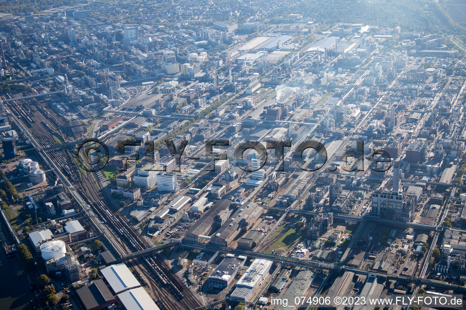 Luftbild von Ortsteil BASF in Ludwigshafen am Rhein im Bundesland Rheinland-Pfalz, Deutschland