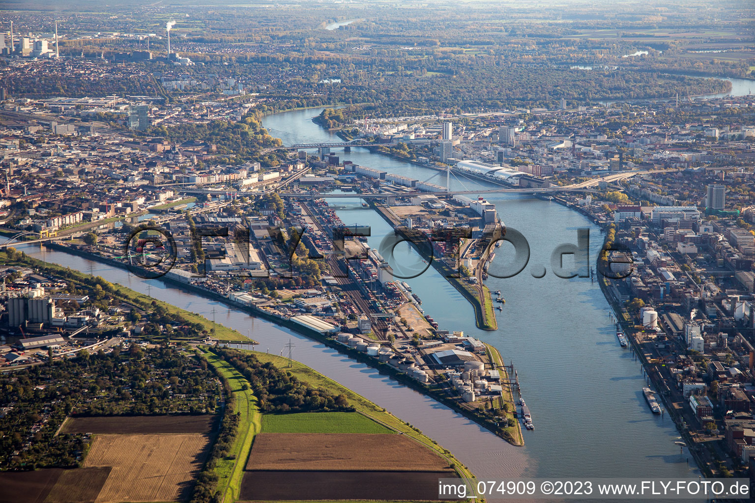 Luftaufnahme von Mühlauhafen und Neckarmündung im Ortsteil Innenstadt in Mannheim im Bundesland Baden-Württemberg, Deutschland