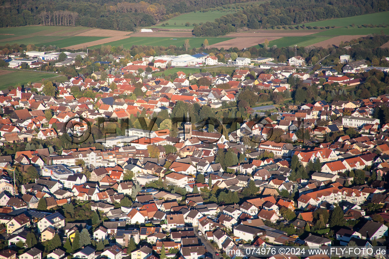 Ortsansicht der Straßen und Häuser der Wohngebiete in Lorsch im Bundesland Hessen, Deutschland