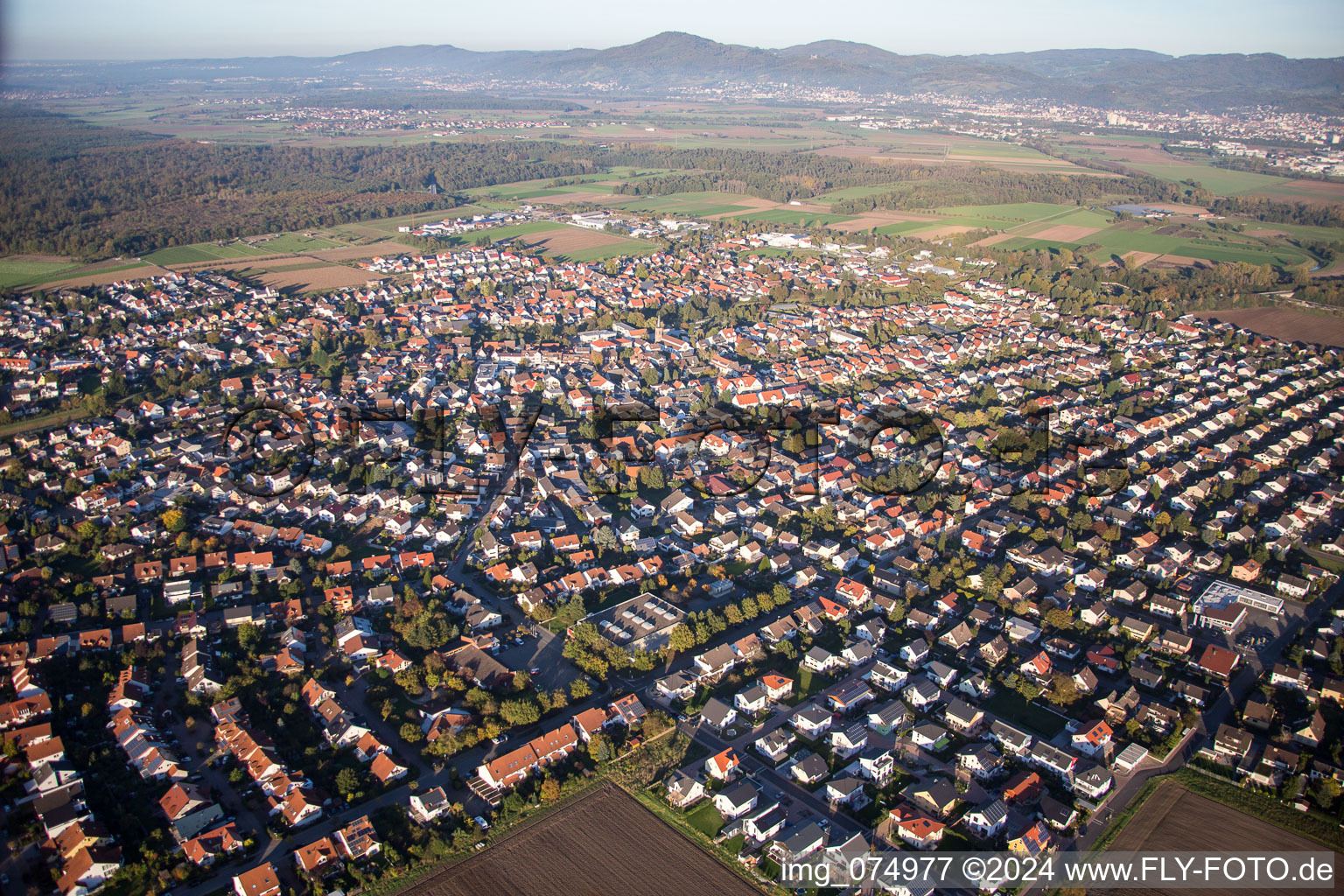 Luftbild von Ortsansicht der Straßen und Häuser der Wohngebiete in Lorsch im Bundesland Hessen, Deutschland
