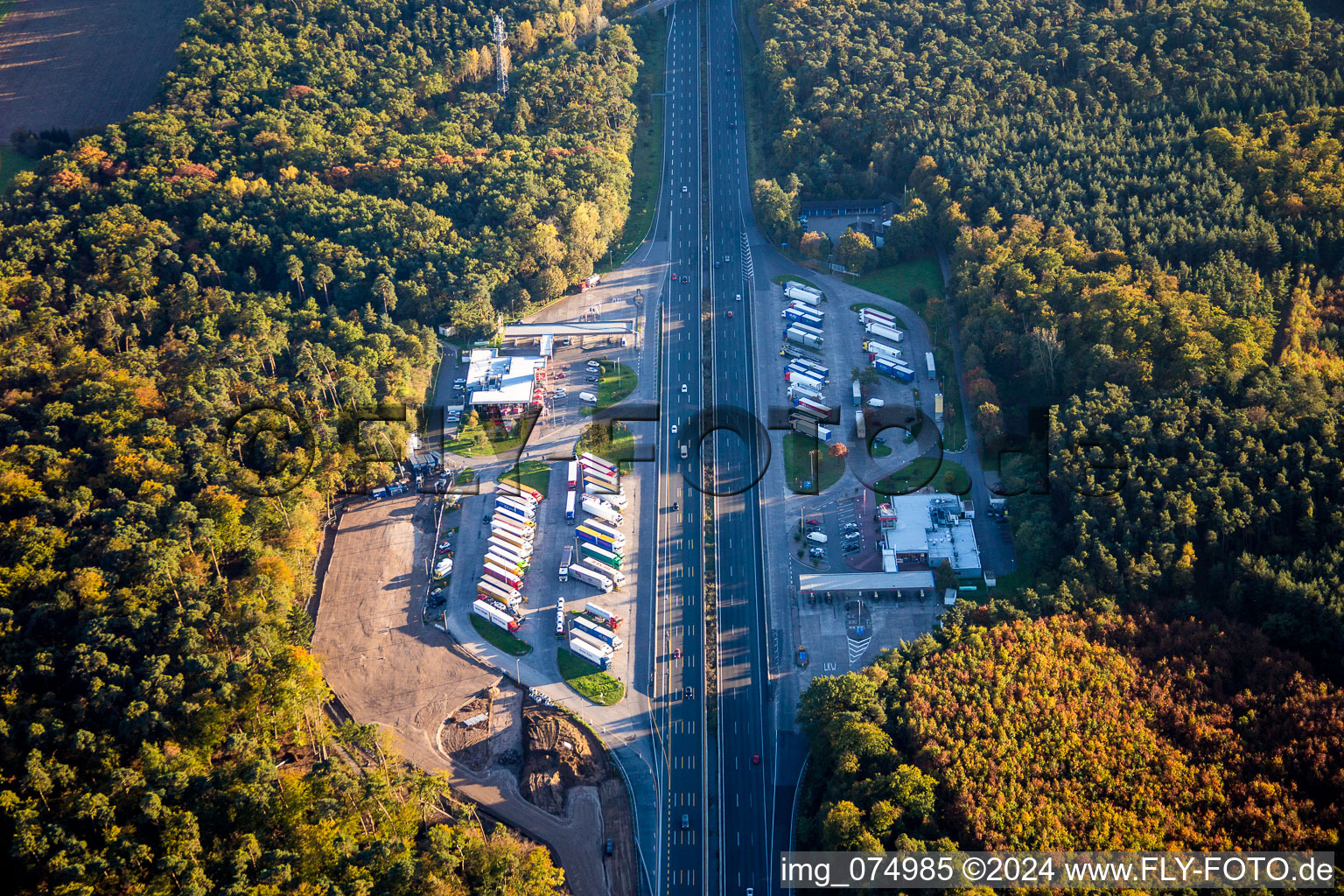 Streckenführung und Fahrspuren im Verlauf der Autobahn- Raststätte und Parkplatz der BAB A Serways Raststätte Lorsch West und der  Joachim Schnorbach Tank- Rastanlage Lorsch Ost in Lorsch im Bundesland Hessen, Deutschland