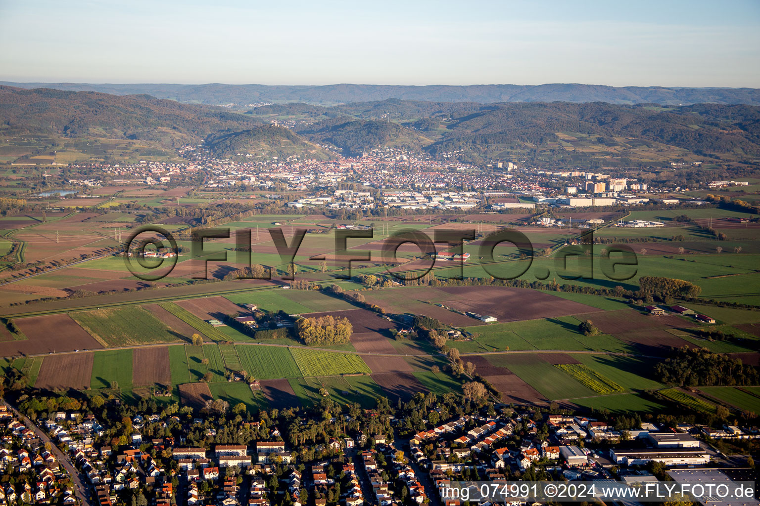 Ortsansicht der Straßen und Häuser der Wohngebiete in Heppenheim (Bergstraße) von Lorsch aus im Bundesland Hessen, Deutschland