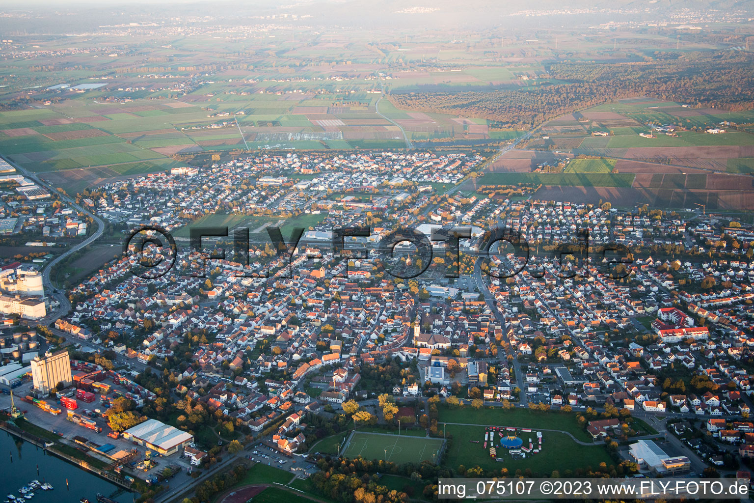 Gernsheim im Bundesland Hessen, Deutschland aus der Drohnenperspektive