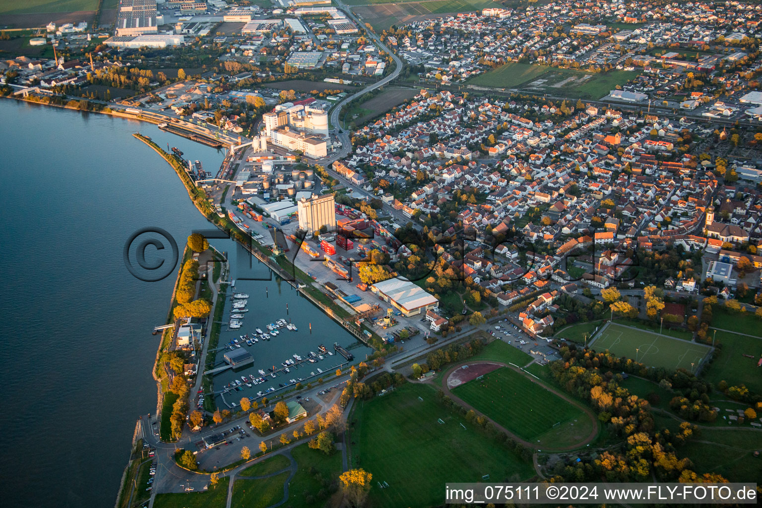 Luftbild von Stadtzentrum im Innenstadtbereich am Ufer des Flußverlaufes des Rhein in Gernsheim im Bundesland Hessen, Deutschland