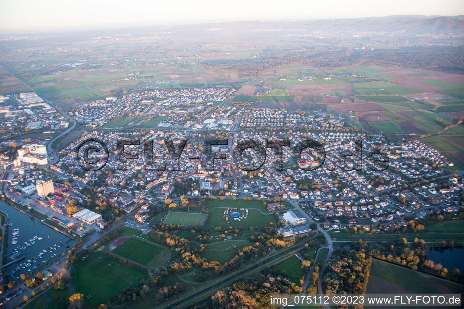 Gernsheim im Bundesland Hessen, Deutschland von der Drohne aus gesehen