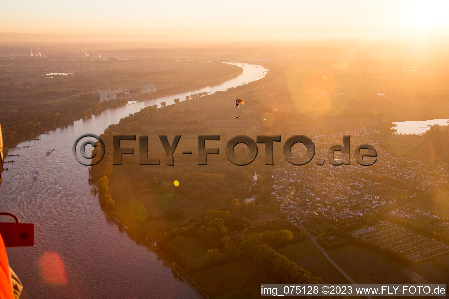 Schrägluftbild von Gernsheim, Rheinschleife im Bundesland Hessen, Deutschland