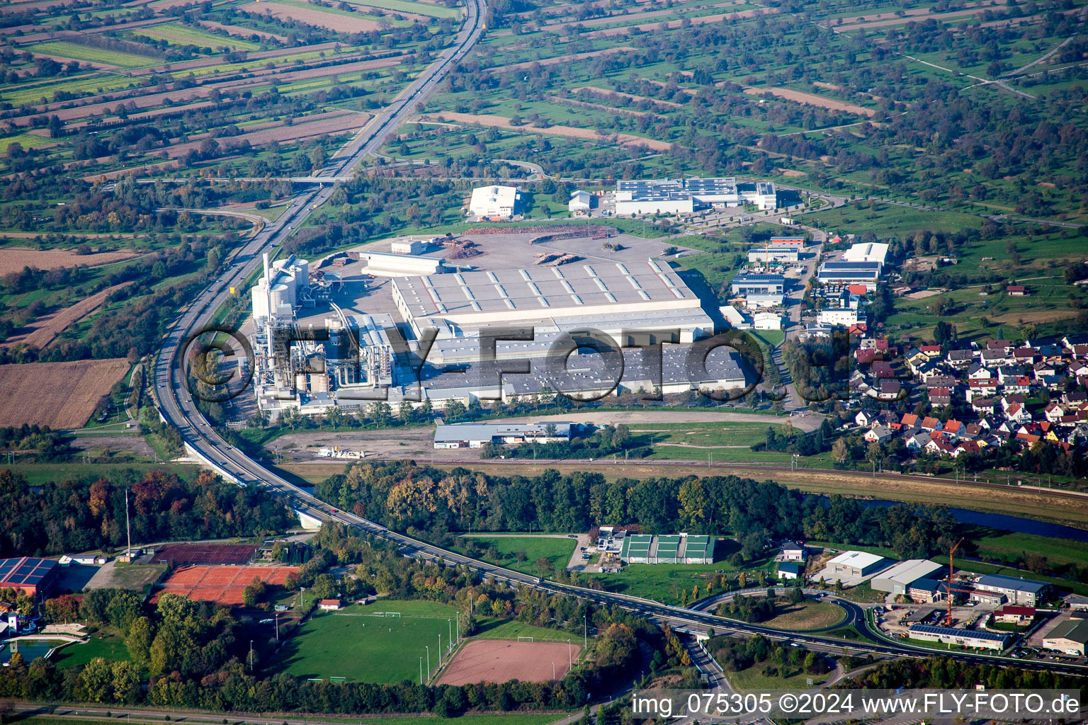 Luftbild von Gebäude und Produktionshallen auf dem Werksgelände Spanplattenfabirk Kronospan GmbH in Bischweier im Bundesland Baden-Württemberg, Deutschland