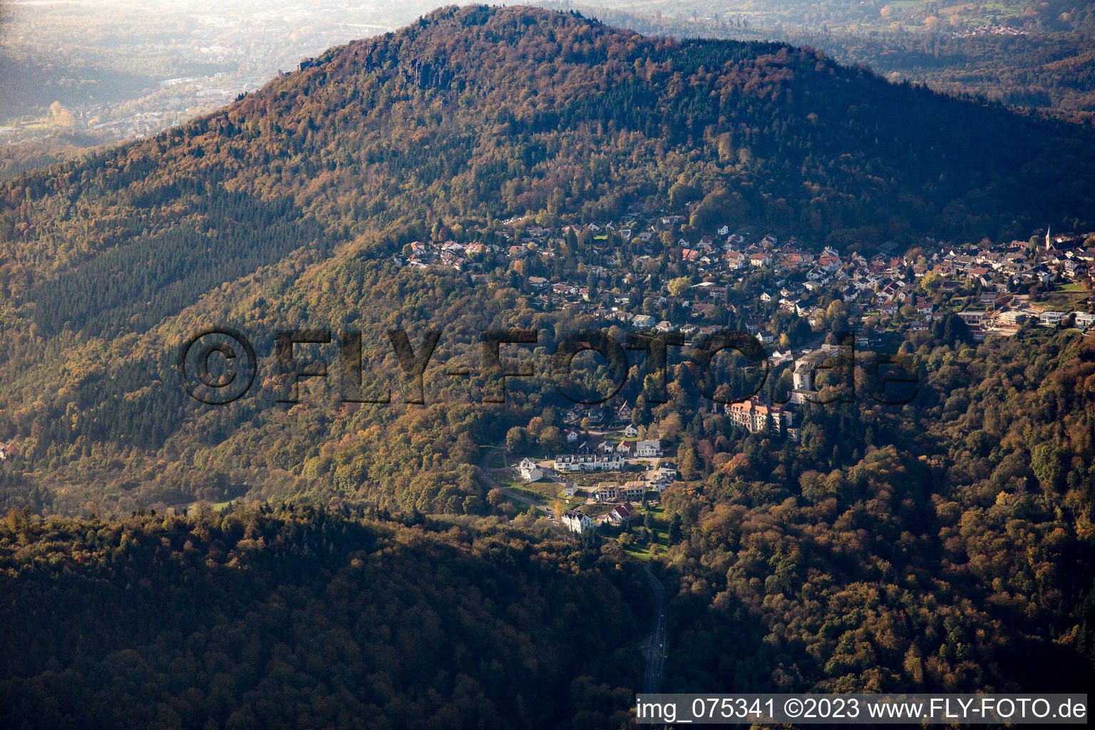 Luftaufnahme von Ortsteil Ebersteinburg in Baden-Baden im Bundesland Baden-Württemberg, Deutschland