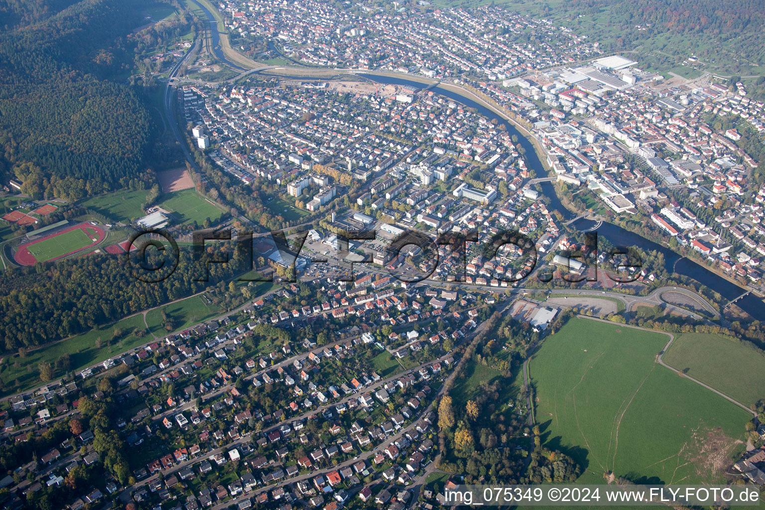Stadtansicht am Ufer des Flußverlaufes der Murg in Gaggenau im Bundesland Baden-Württemberg, Deutschland