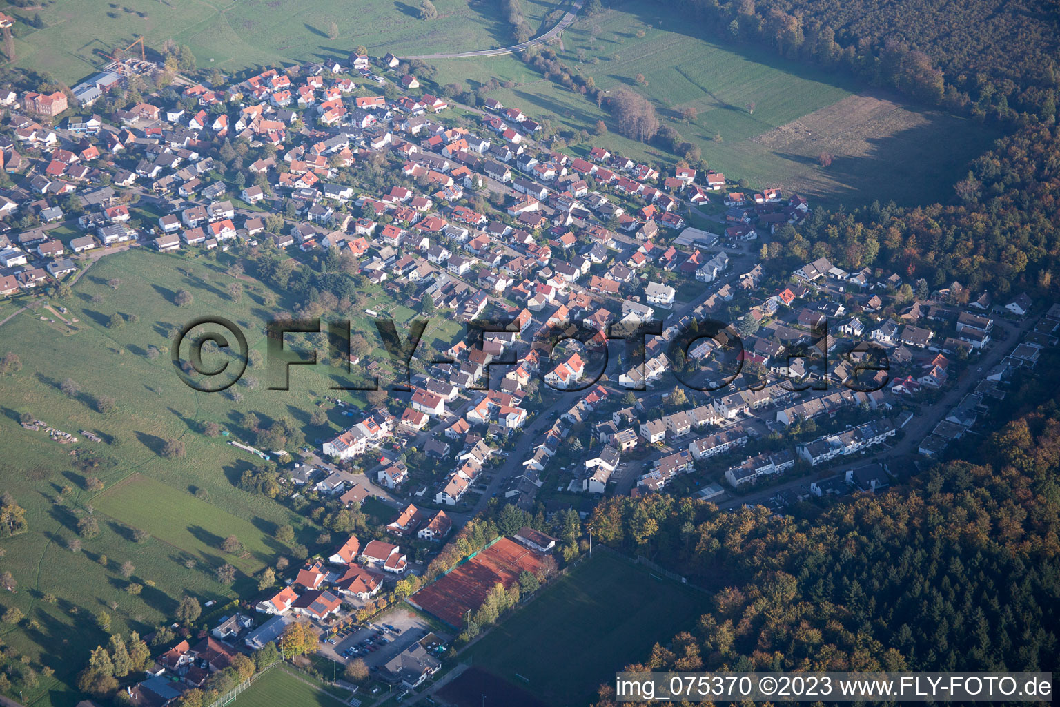 Luftaufnahme von Ortsteil Schöllbronn in Ettlingen im Bundesland Baden-Württemberg, Deutschland