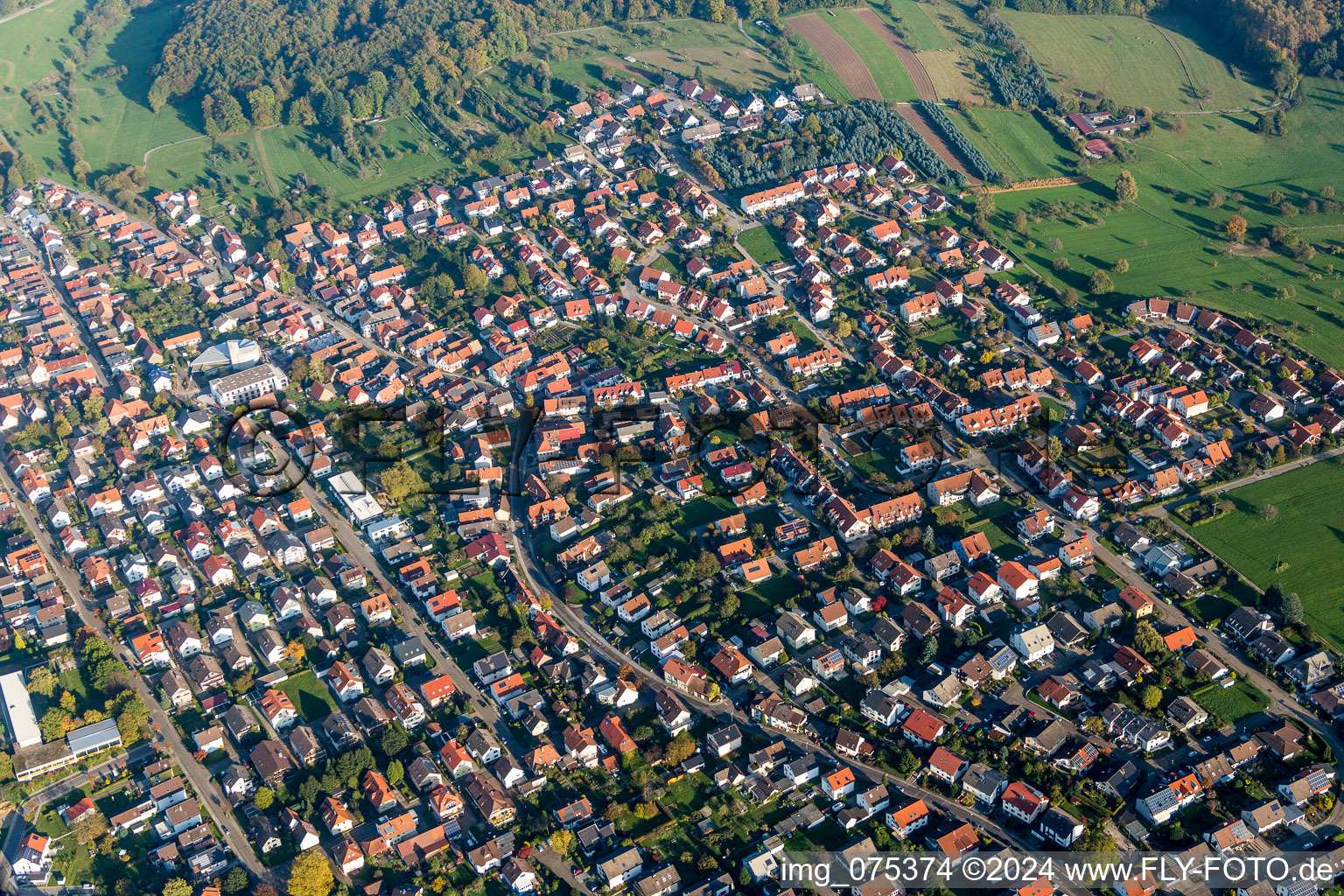 Luftbild von Ortsansicht der Straßen und Häuser der Wohngebiete in Schöllbronn in Ettlingen im Bundesland Baden-Württemberg, Deutschland