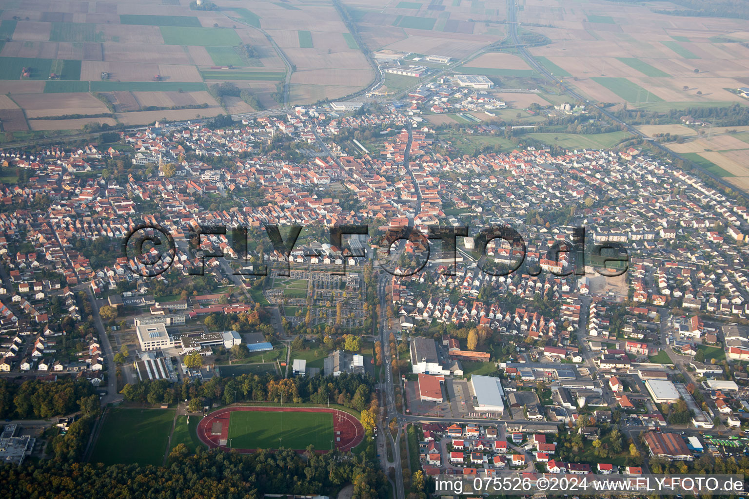 Friedhof und Rheinzaberner Straße von Süden in Rülzheim im Bundesland Rheinland-Pfalz, Deutschland