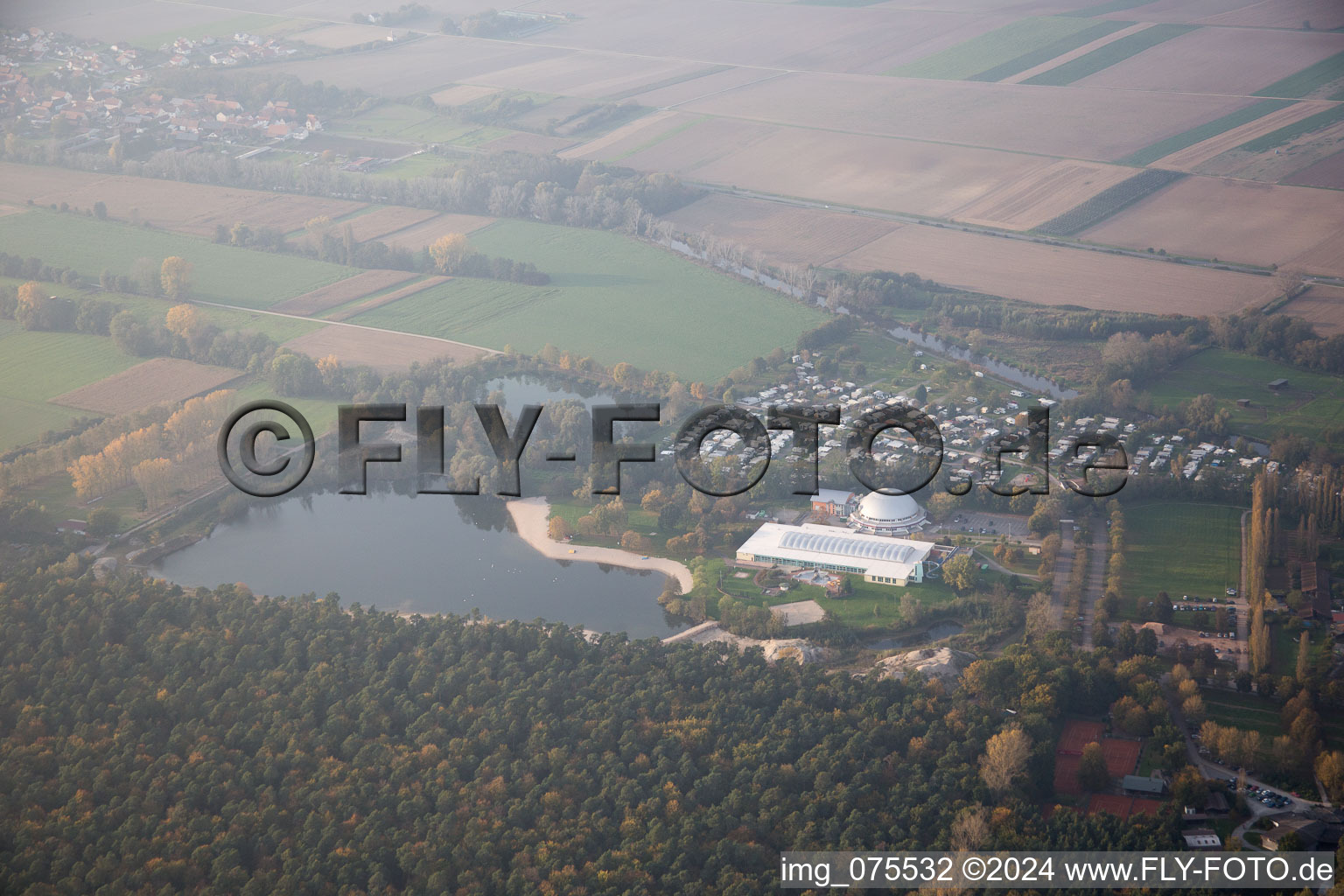 Camping-Resort Rülzheim und Dampfnudel Rülzheim im Freizeitzentrum im Bundesland Rheinland-Pfalz, Deutschland