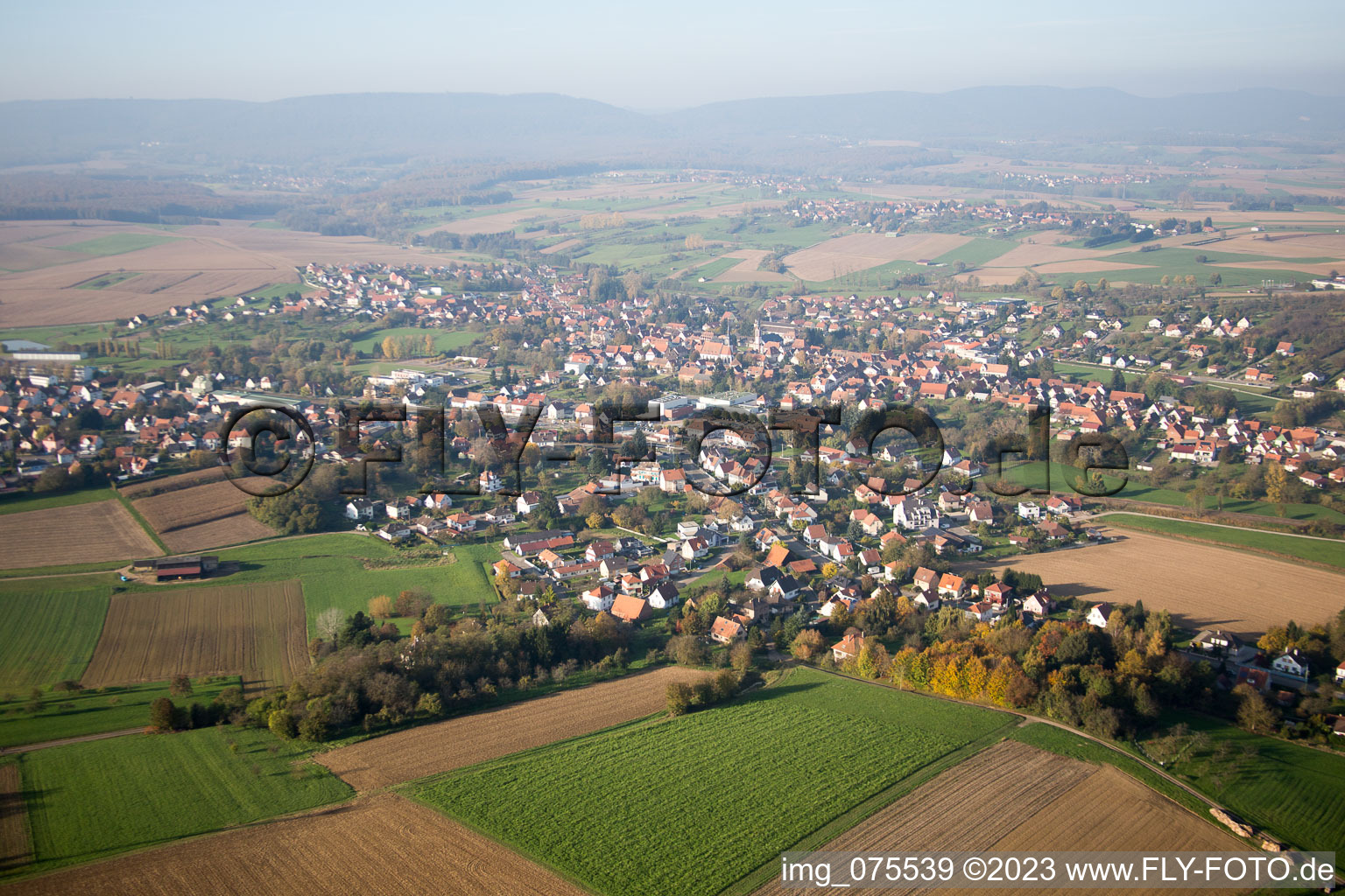 Luftaufnahme von Soultz-sous-Forêts im Bundesland Bas-Rhin, Frankreich