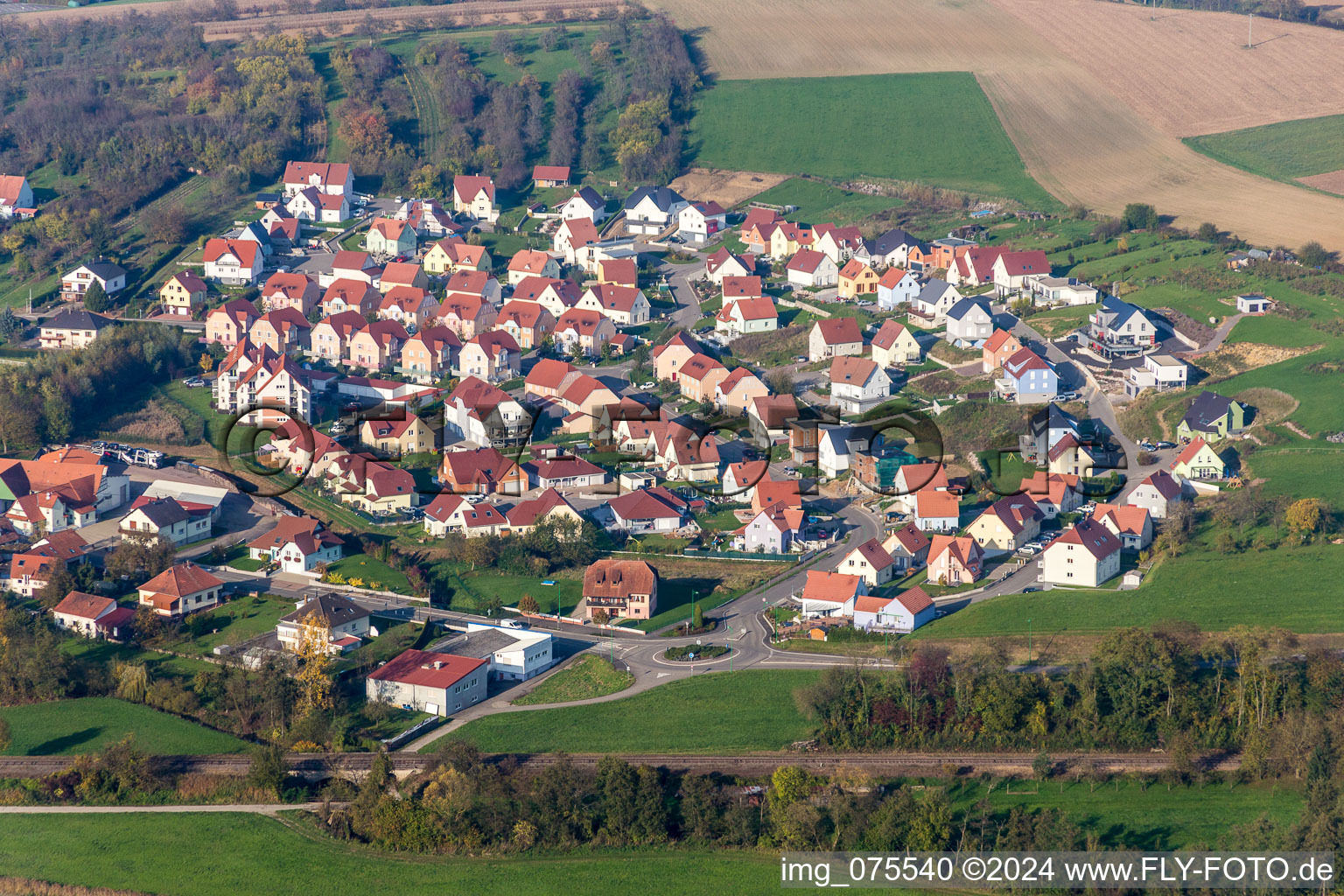 Ortsansicht der Straßen und Häuser der Wohngebiete in Soultz-sous-Forets in Grand Est in Soultz-sous-Forêts im Bundesland Bas-Rhin, Frankreich