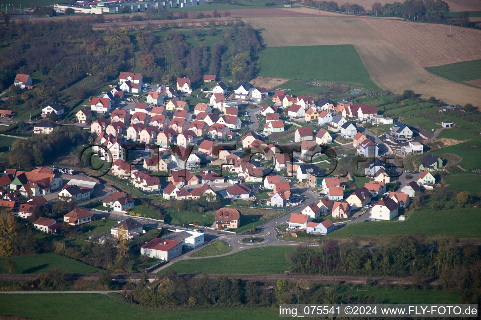 Schrägluftbild von Soultz-sous-Forêts im Bundesland Bas-Rhin, Frankreich