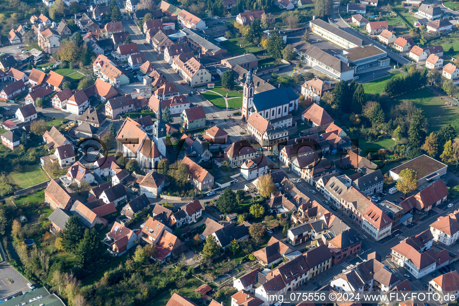 Luftbild von Ortsansicht der Straßen und Häuser der Wohngebiete in Soultz-sous-Forets in Grand Est in Soultz-sous-Forêts im Bundesland Bas-Rhin, Frankreich