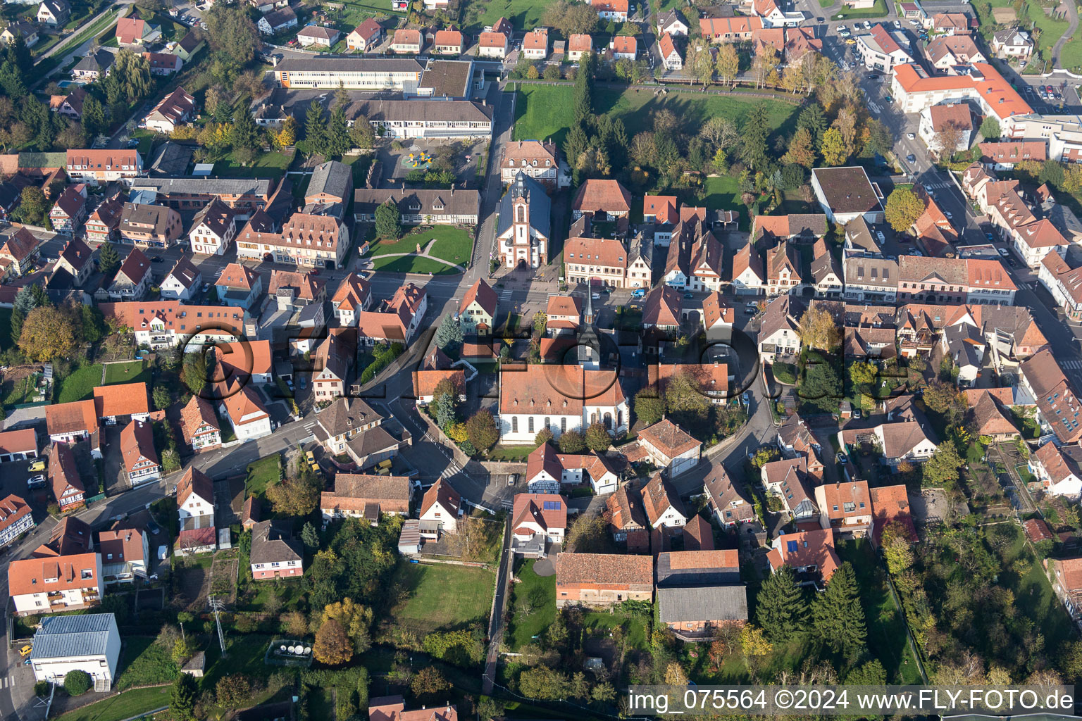 Luftaufnahme von Ortsansicht der Straßen und Häuser der Wohngebiete in Soultz-sous-Forets in Grand Est in Soultz-sous-Forêts im Bundesland Bas-Rhin, Frankreich