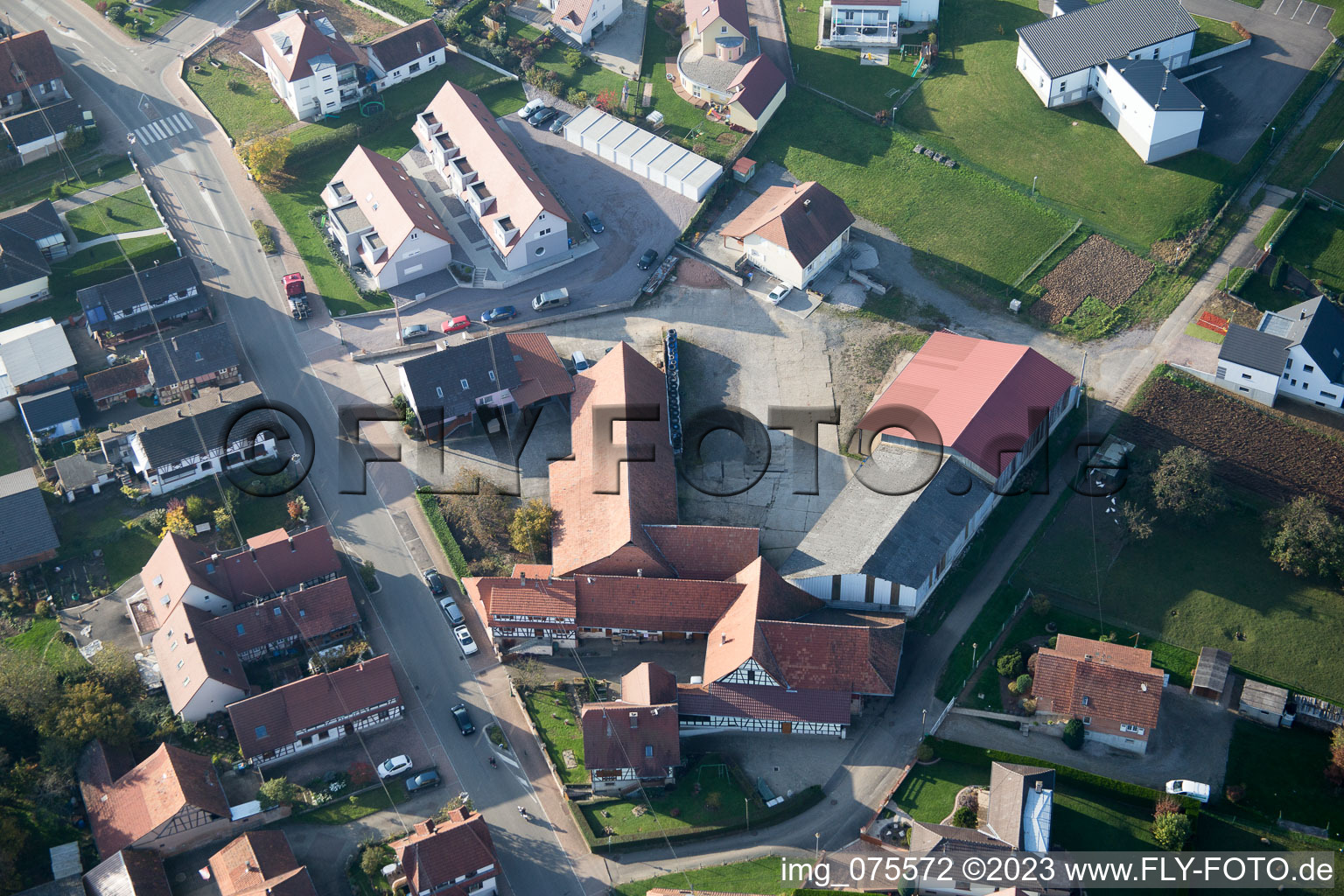 Drohnenbild von Soultz-sous-Forêts im Bundesland Bas-Rhin, Frankreich
