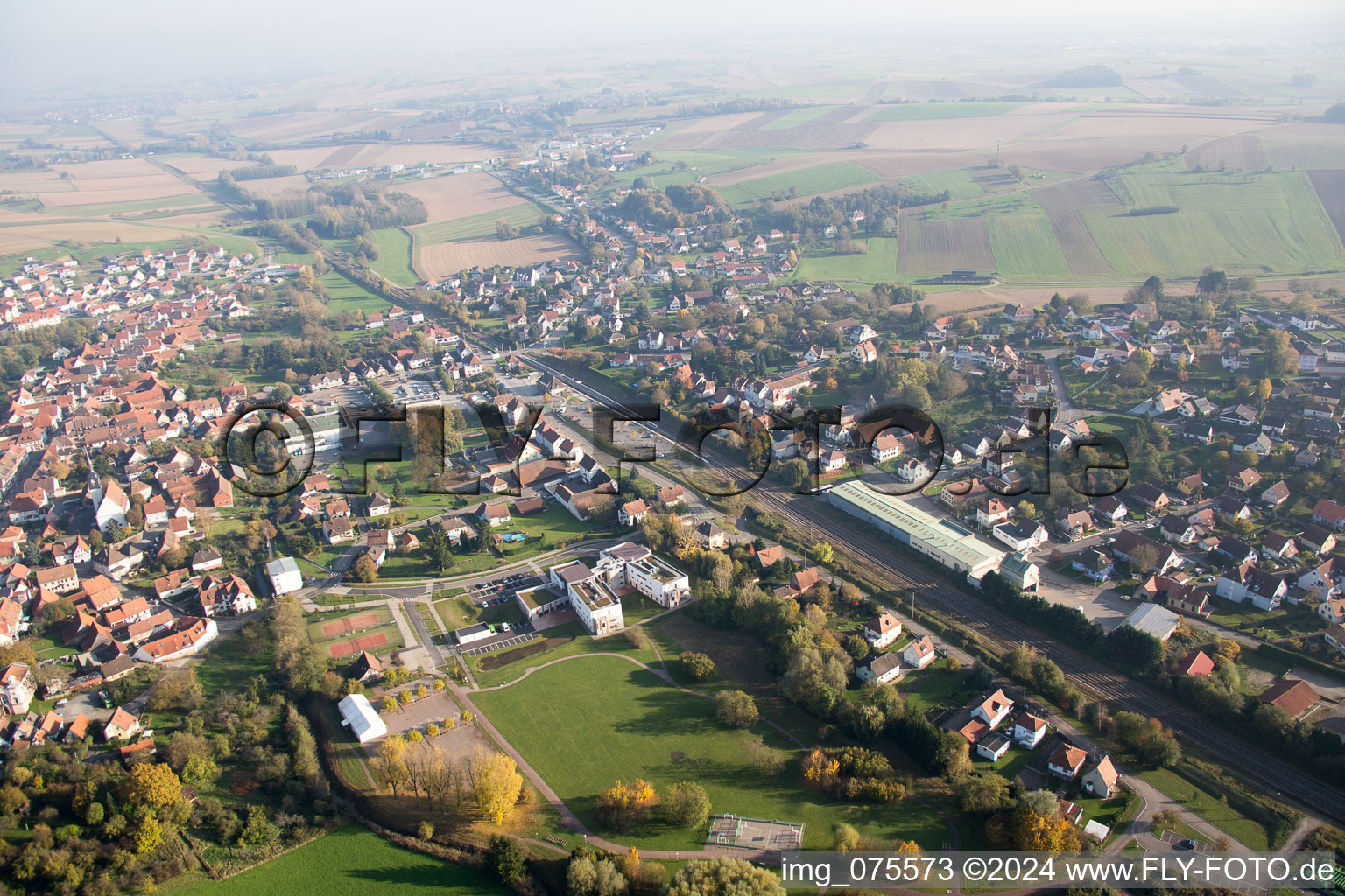 Soultz-sous-Forêts im Bundesland Bas-Rhin, Frankreich aus der Drohnenperspektive