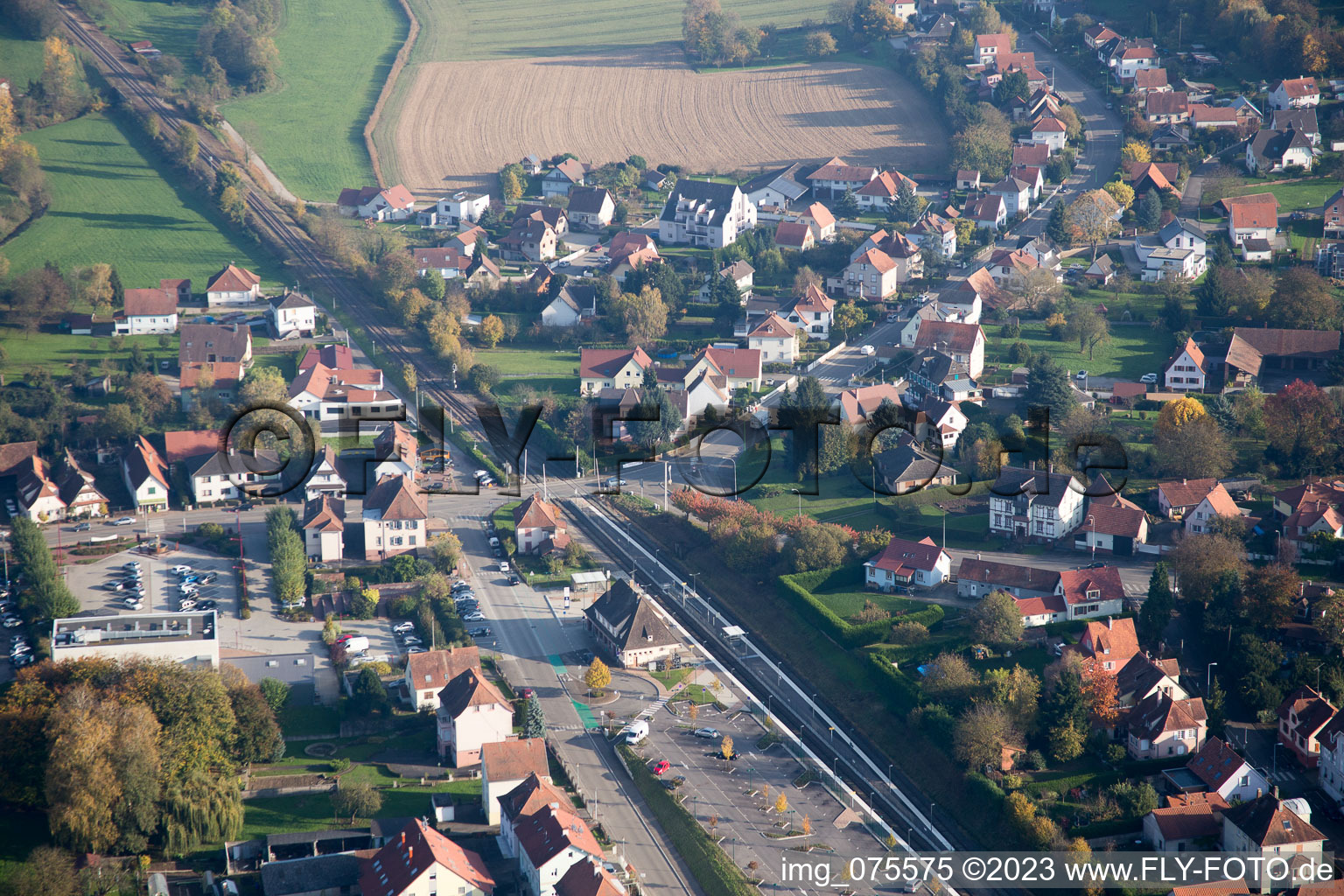 Soultz-sous-Forêts im Bundesland Bas-Rhin, Frankreich von der Drohne aus gesehen
