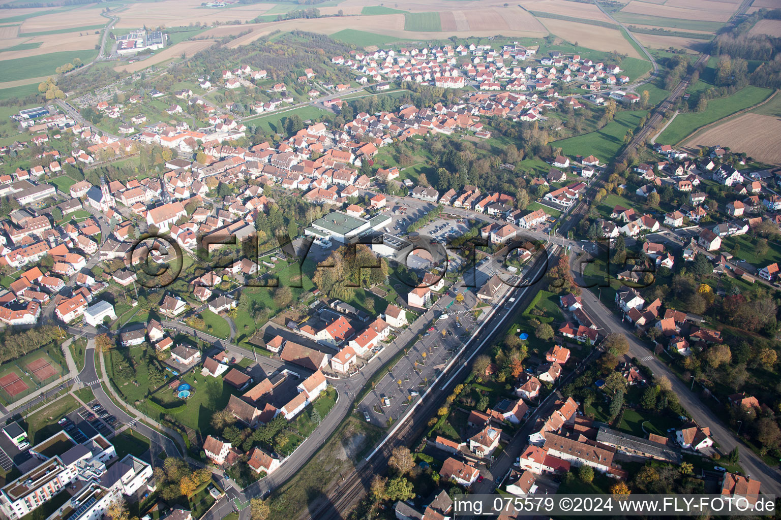 Schrägluftbild von Soultz-sous-Forêts im Bundesland Bas-Rhin, Frankreich